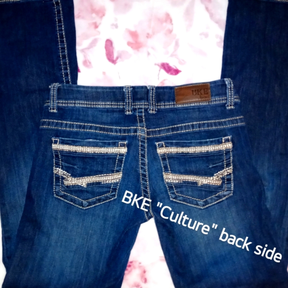 BKE NWOT "Culture" 27L